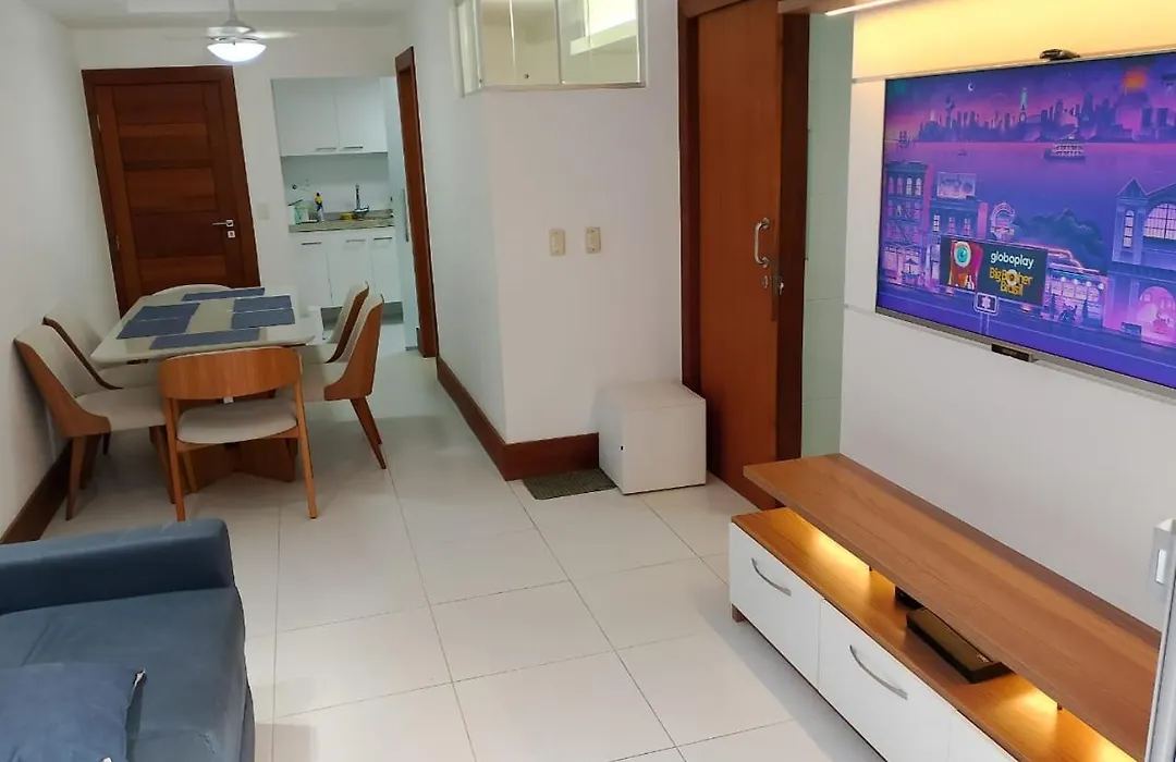 Bonito Apto PÉ NA AREIA aprox 50M da Praia do Forte Cabo Frio confortável aconchegante bem localizado com 90m2 ar cond nos 2 qtos tv a cabo Premiere Netflix Internet 600mb Fica no prédio lanch Play Gui e rest Vira Verão Pacote Semana Santa 4 dias ou-1