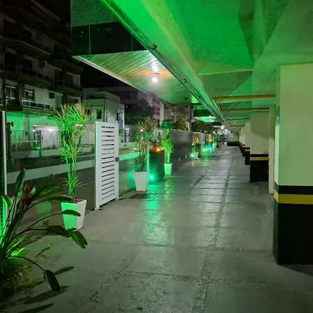 Bonito Apto PÉ NA AREIA aprox 50M da Praia do Forte Cabo Frio confortável aconchegante bem localizado com 90m2 ar cond nos 2 qtos tv a cabo Premiere Netflix Internet 600mb Fica no prédio lanch Play Gui e rest Vira Verão Pacote Semana Santa 4 dias ou-3